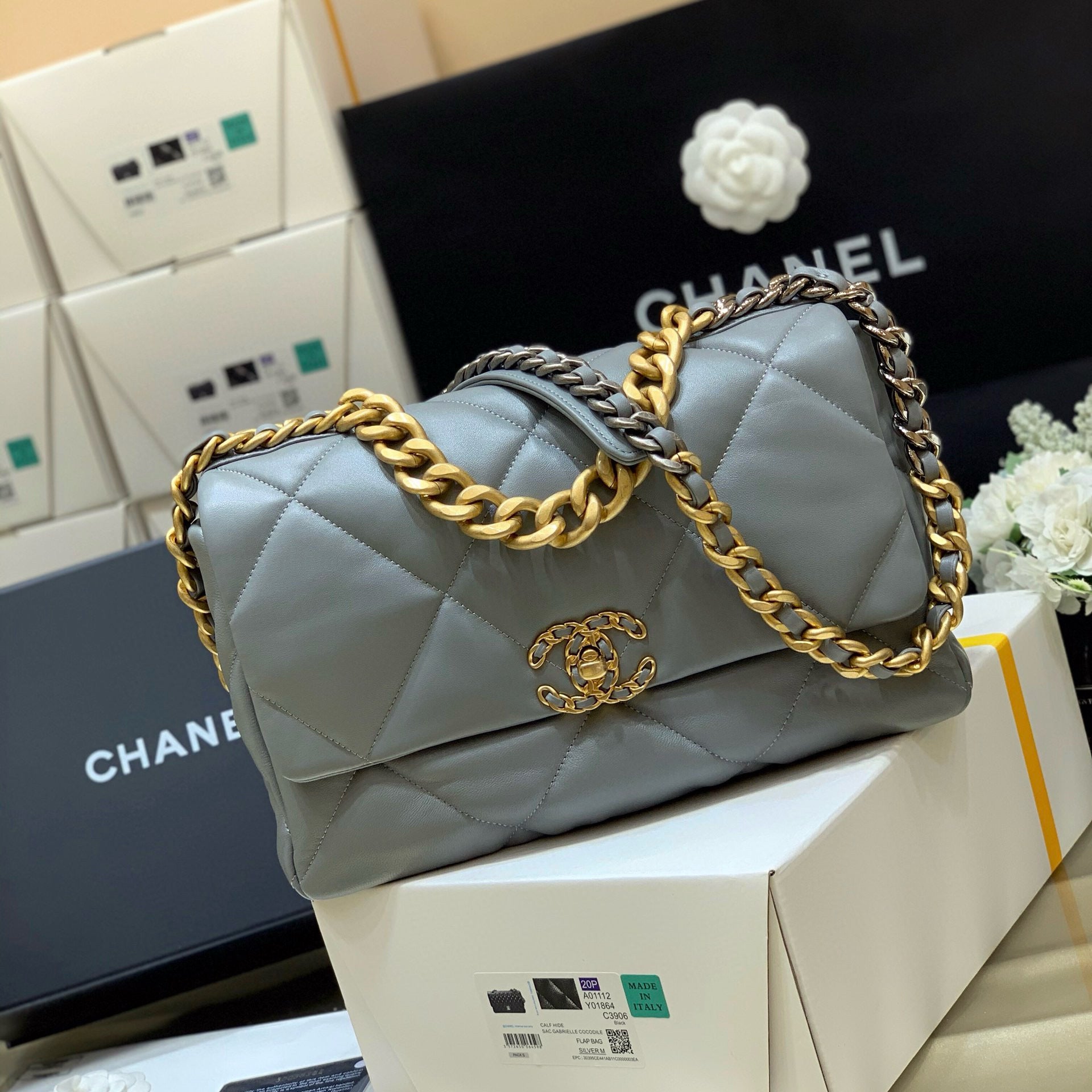 19 FLAP BAG 30 GREY GOATSKIN GOLD HARDWARE - THE BEST QUALITY