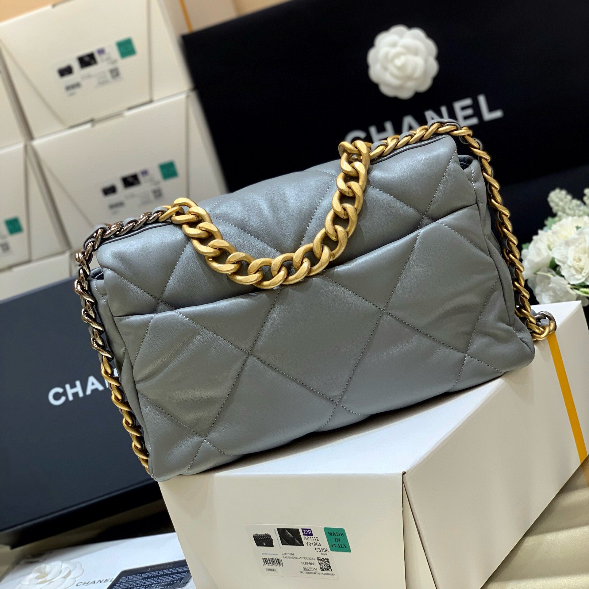19 FLAP BAG 30 GREY GOATSKIN GOLD HARDWARE - THE BEST QUALITY