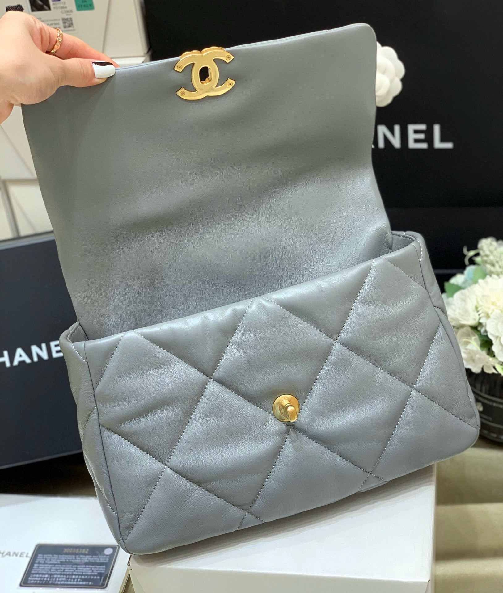19 FLAP BAG 30 GREY GOATSKIN GOLD HARDWARE - THE BEST QUALITY