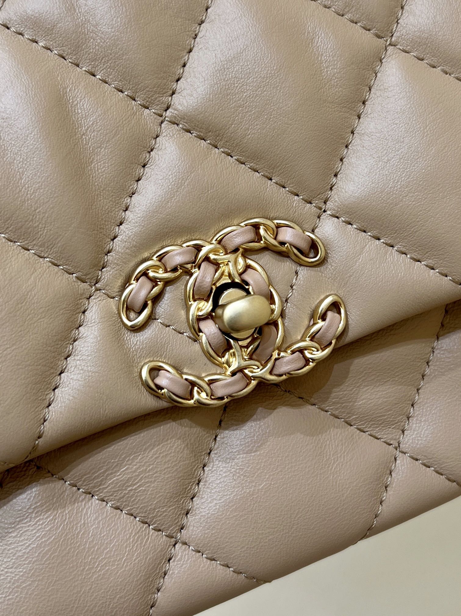 19 FLAP BAG 20 BEIGE BODIN CALFSKIN GOLD HARDWARE