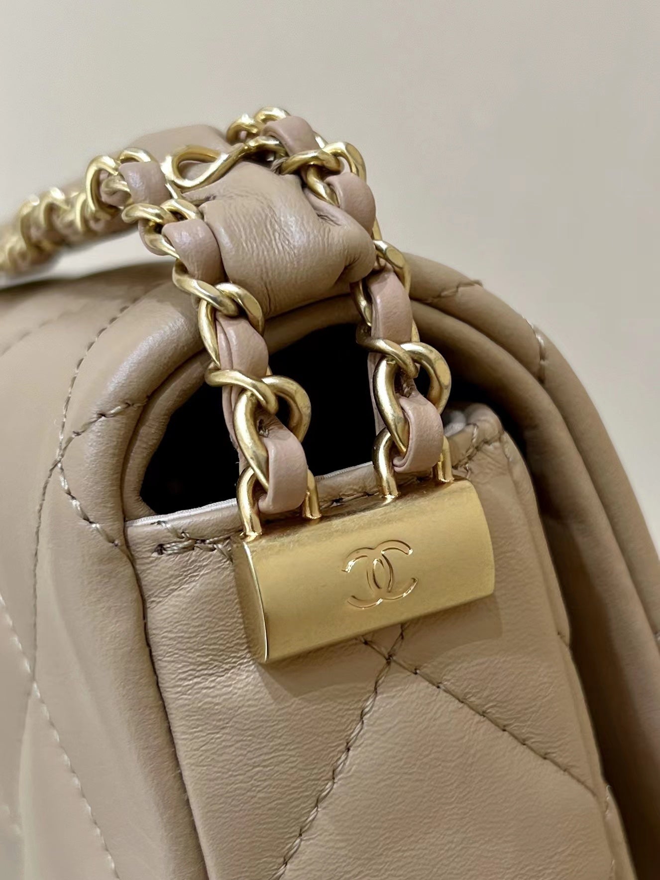 19 FLAP BAG 20 BEIGE BODIN CALFSKIN GOLD HARDWARE